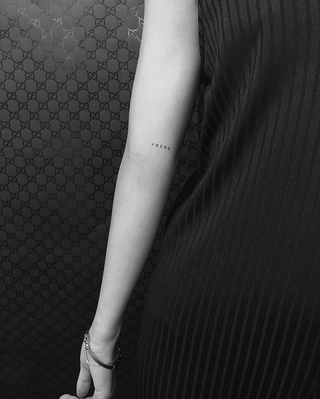 Bild kann Arm Mensch und Person enthalten