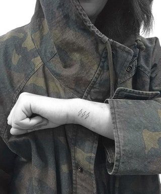 Bild kann Haut Militärische Militäruniform Kleidung und Kleidung enthalten