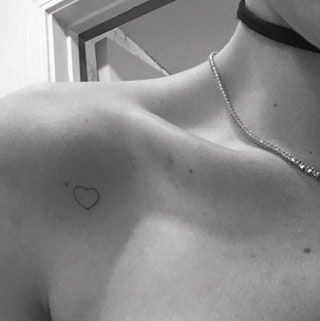 Dieses Bild kann Haut Schulter Halskette Schmuck Zubehör Zubehör Mensch und Rücken enthalten
