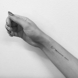 Bild kann Hand Handgelenk menschliche Person und Haut enthalten