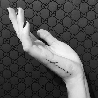 Bild kann enthalten Hand Mensch Person Finger Arm und Haut