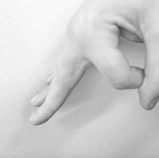 Bild kann Finger und Hand einer menschlichen Person enthalten