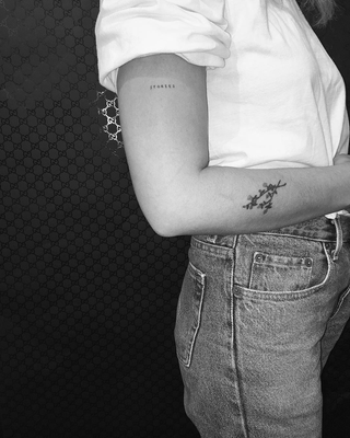 Dieses Bild kann Haut Mensch Person Tattoo Arm Kleidung Bekleidung und Hosen enthalten