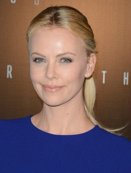 La imagen puede contener Charlize Theron Rostro Persona humana Mujer Rubia Femenina Adolescente Niña Niño y niño