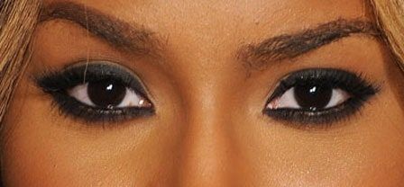 La imagen puede contener cosméticos y rímel de persona humana facial