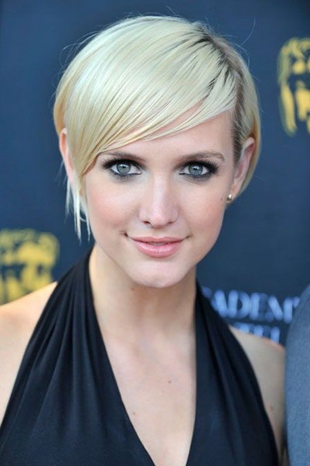 La imagen puede contener Ashlee Simpson Face Human Person Hair Haircut Home Decor and Female
