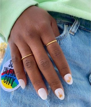 Mandelnägel mit Golddetail