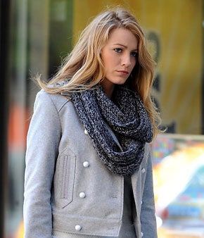 Slika lahko vsebuje Blake Lively Clothing Apparel Človeška oseba in plašč
