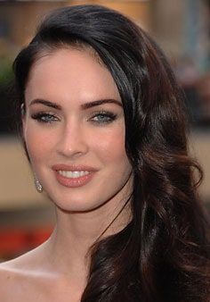 Slika lahko vsebuje človeški lasje Megan Fox Face in črne lase
