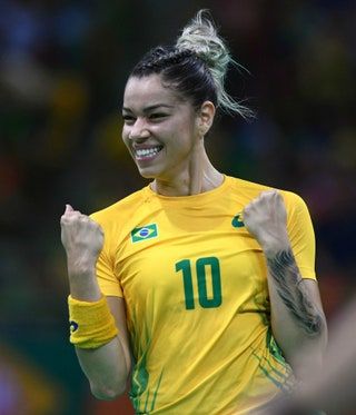 La imagen puede contener Ropa Ropa Persona humana Personas Deporte Equipo deportivo Equipo deportivo Fútbol Mujer y camiseta