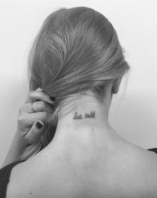 La imagen puede contener piel humana, cuello y tatuaje.