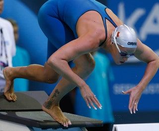 La imagen puede contener Casco Ropa Ropa Persona humana Deporte Deportes y agua