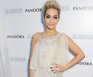 La imagen puede contener Rita Ora Persona humana Ropa Ropa Moda Vestido de noche Bata y estreno