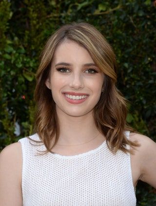 La imagen puede contener Persona humana Cara Emma Roberts Ropa Vestimenta Vestido de noche Traje Moda Vestido y sonrisa
