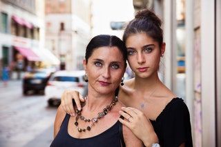 La imagen puede contener Collar Joyas Accesorios Accesorio Persona humana Transporte Vehículo Automóvil y automóvil