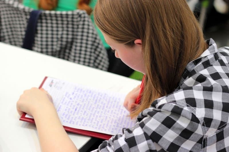 junges Mädchen, das ihre Hausaufgaben im College macht