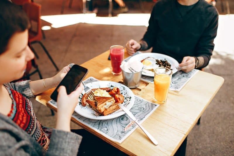 dos mujeres almorzando un domingo por la mañana