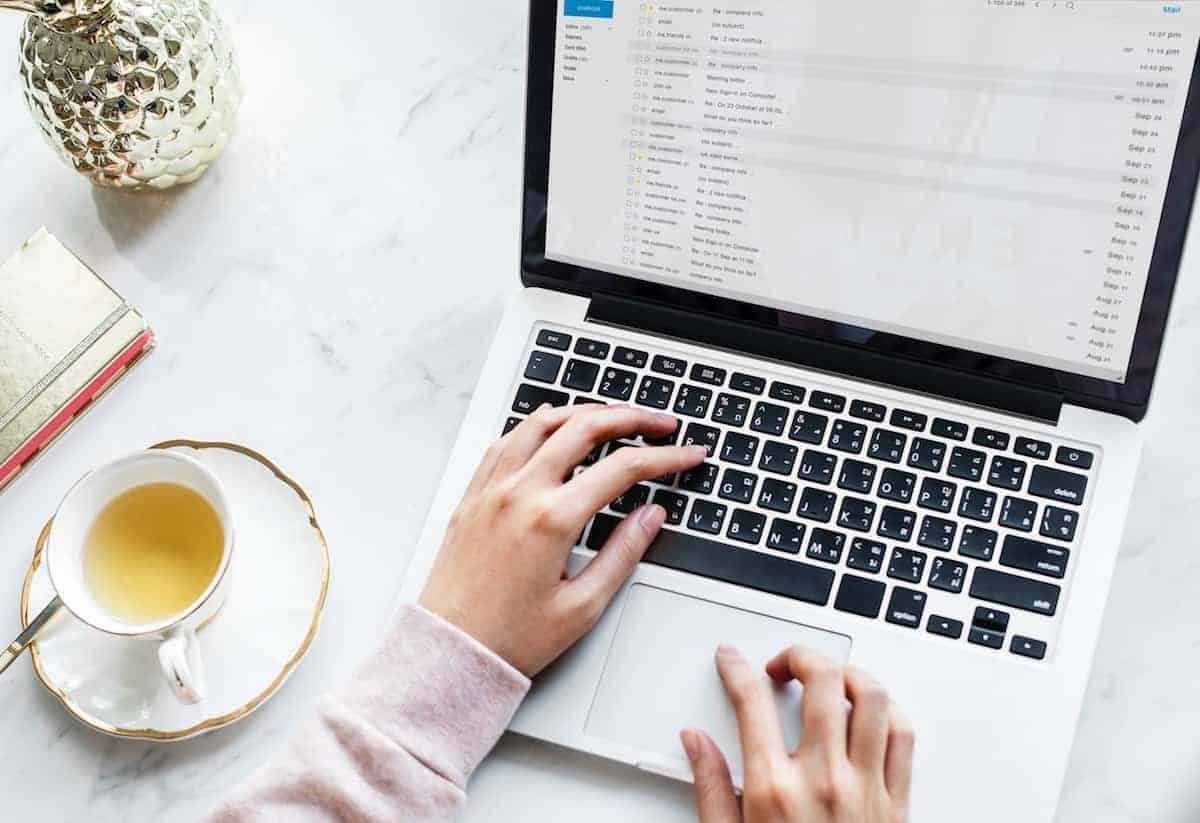 Kvinna som chekcing hennes affärsmail på morgonen