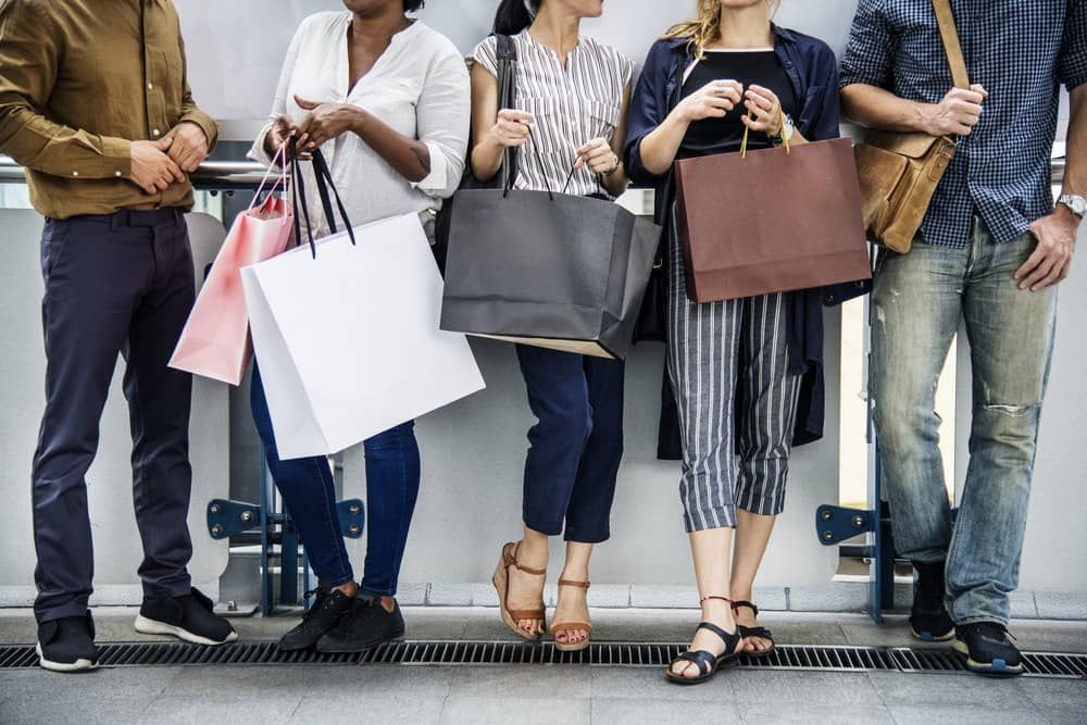 gente de pie y hablando después de comprar en el centro comercial.
