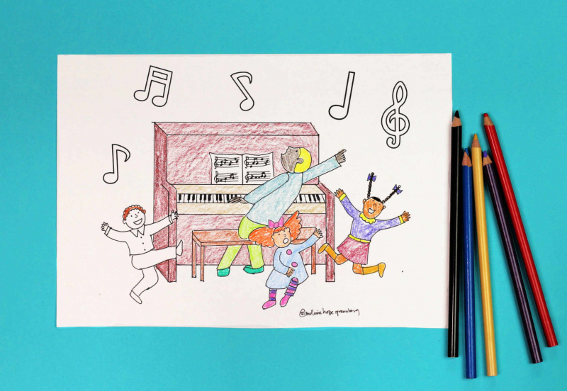  Dibujo para colorear de niños bailando alrededor del piano, junto a lápices de colores.