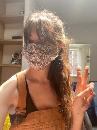 Frau mit Gesichtsmaske