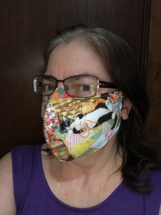 Frau mit Gesichtsmaske