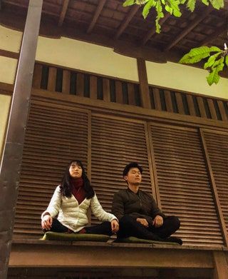 Dos personas, meditar