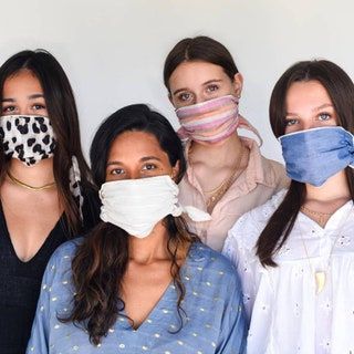 kvinnor som bär ansiktsmasker av tyg