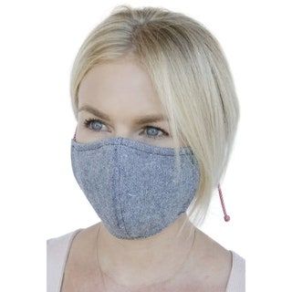 kvinna som bär ljusgrå ansiktsmask