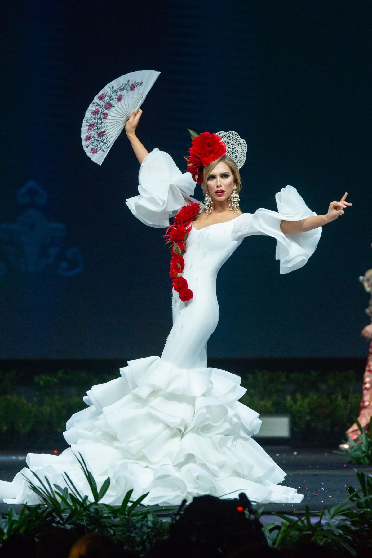 Ángela Ponce con traje de flamenca blanco.