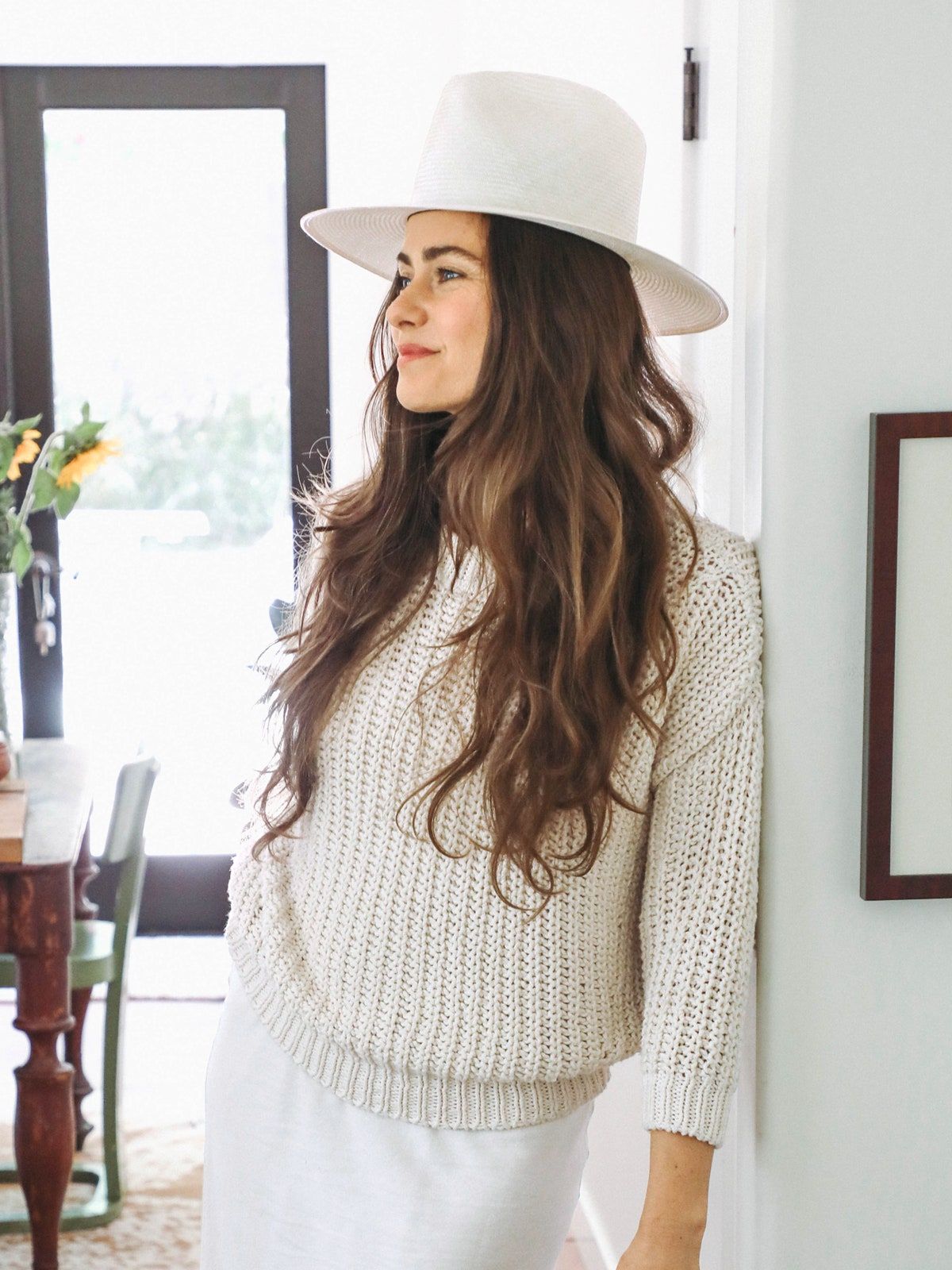 La imagen puede contener ropa, ropa, sombrero, persona humana, manga larga, y sombrero para el sol