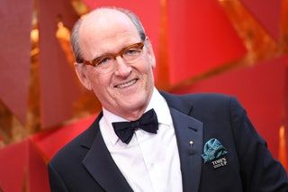 Bild kann enthalten Krawatte Accessoires Zubehör Mantel Kleidung Mantel Bekleidung Anzug Mensch und Brille