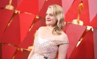 Bild könnte enthalten Elisabeth Moss Abendkleid Mode Kleidung Kleid Kleidung Robe Mensch und Person