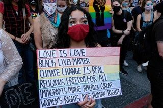 LOS ÁNGELES, CALIFORNIA, 14 DE JUNIO Un manifestante espera la marcha durante la Solidaridad All Black Lives Matter ...