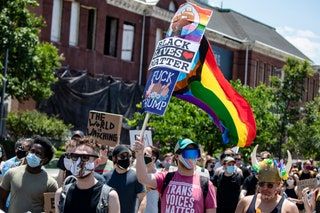 13 DE JUNIO Miembros y aliados de la comunidad LGBTQ marchan juntos a la Casa Blanca como parte de Pride and Black Lives ...