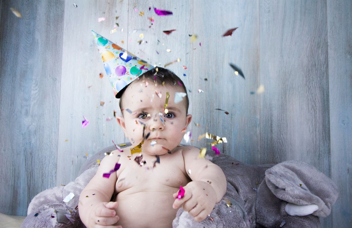 Baby met feestmuts pandemische moeders verliezen het in 2020