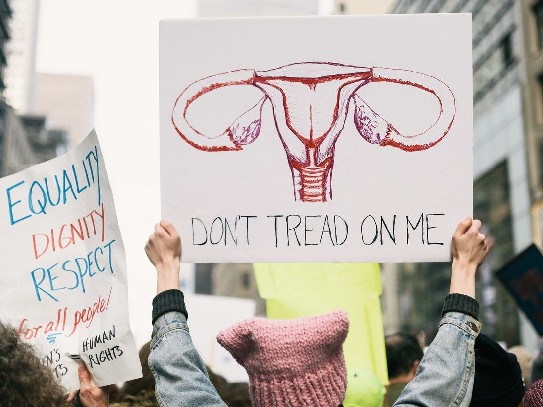 Esta imagen puede contener ropa y prendas de vestir con texto de persona humana