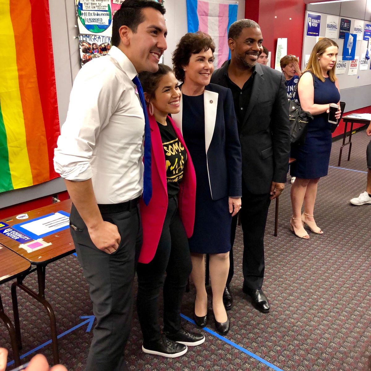 Slika lahko vsebuje America Ferrera Človeška oseba Jacky Rosen Clothing Shoe Footwear Oblačila in sedenje