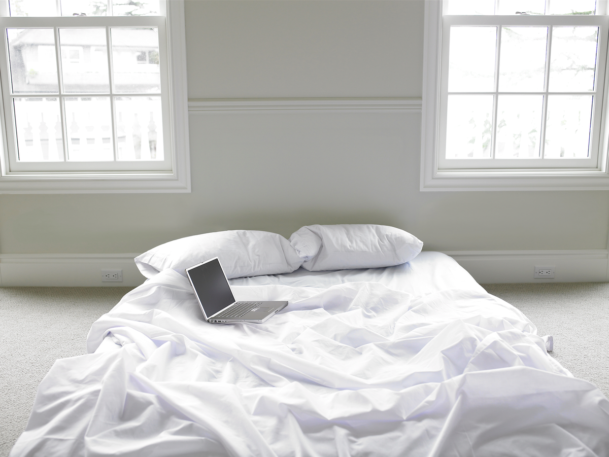 Esta imagen puede contener muebles cama manta habitación interior y dormitorio