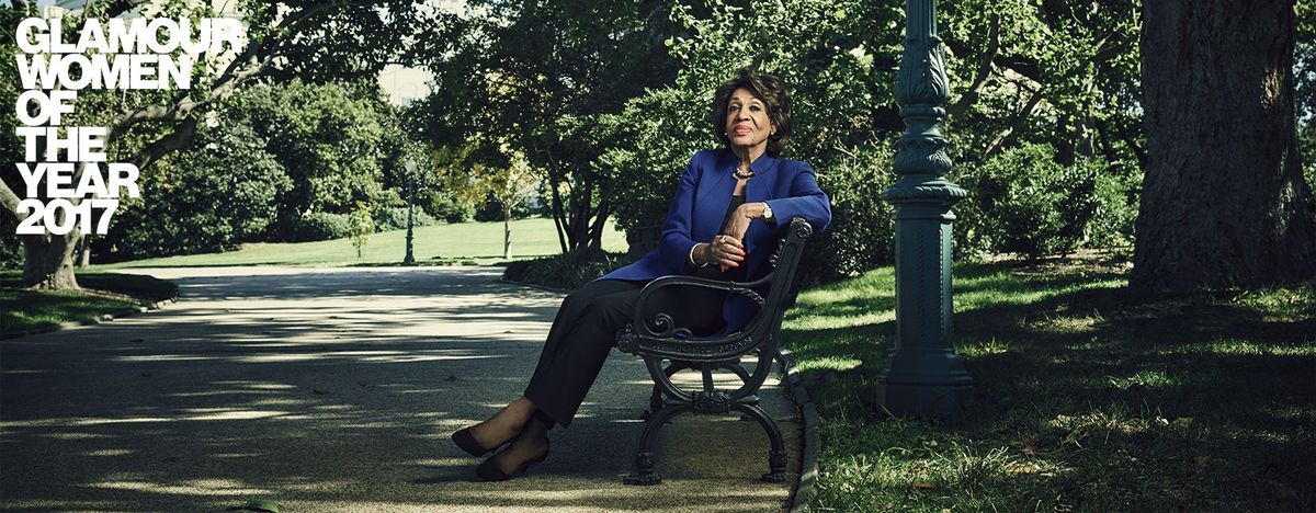 Ta slika lahko vsebuje pohištvo Maxine Waters, človeški stol za sedenje, oblačila, klop za oblačila in klop v parku