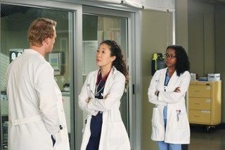 Nuotraukoje gali būti Sandra Oh Clothing Apparel Lab Coat Coat Human Person ir Jerrika Hinton