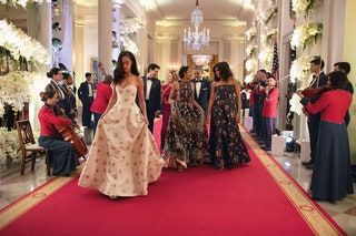 Deze afbeelding kan menselijke persoon mode Barack Obama kleding kleding rode loper première en rode loper première bevatten