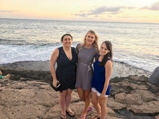 Esta imagen puede contener Persona humana Ropa Ropa Mujer Mujer Niña Niño Adolescente Rubio Niño Vestido y Océano