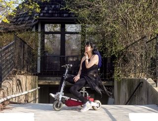 Esta imagen puede contener Persona humana Transporte Vehículo Scooter Ropa Calzado Ropa Zapato Bicicleta y bicicleta