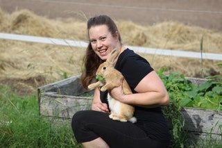 La imagen puede contener Persona humana Animal Mamífero Roedor Conejo y conejito