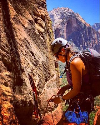La imagen puede contener Aire libre Aventura Actividades recreativas Persona humana Roca Casco Ropa Ropa Deporte y deportes