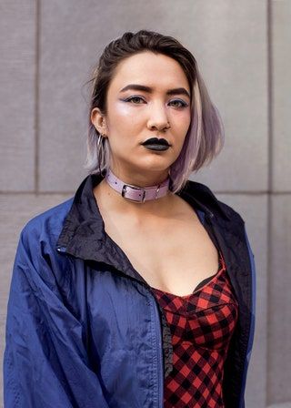 La imagen puede contener Ropa Ropa Collar Accesorios de joyería Accesorio Persona humana Cara Bufanda y disfraz