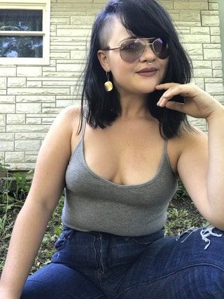 Esta imagen puede contener persona humana, gafas de sol, accesorios, accesorios, ropa, ropa, cara, pantalones, mujer y mezclilla