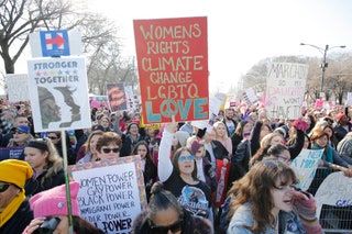 Ta slika lahko vsebuje Audrey Assad Človeška oseba Dodatki za sončna očala Dodatki Protest množice Parada in besedilo