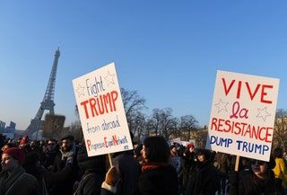 Ta slika lahko vsebuje besedilo Human Person Crowd Text Parade Protest in transparent
